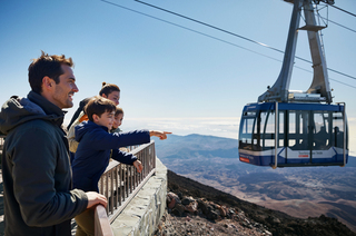 Una famiglia che approfitta del suo regalo sul Teide